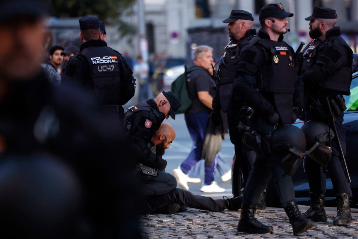 La policía disparó pelotas de goma contra grupos de extrema derecha que intentaban alcanzar la Puerta del Sol.