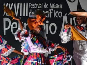 Al ritmo del currulaos, bunde, alabaos y otros sonidos, arrancó la edición XXVIII del Festival de Música del Pacífico Petronio Álvarez. Foto Jorge Orozco / El País