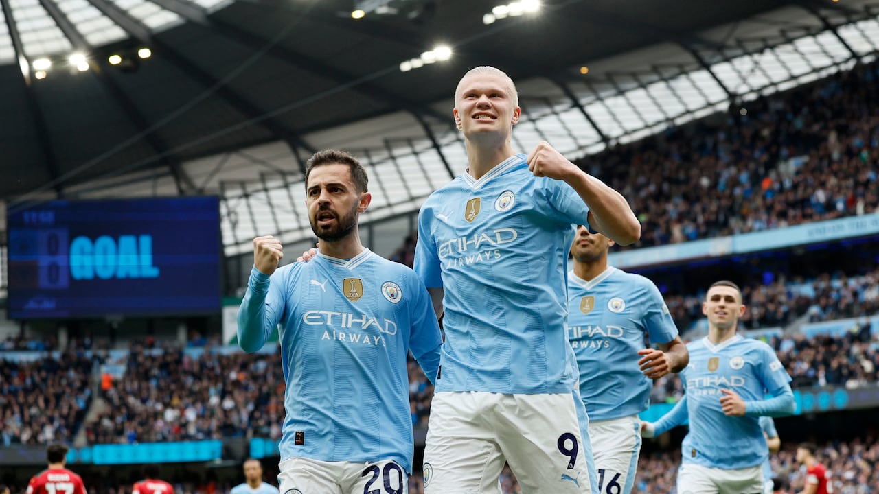 Erling Haaland, izquierda, del Manchester City, celebra con Bernardo Silva después de marcar el gol inicial de su equipo durante el partido de fútbol de la Premier League inglesa entre Manchester City y Wolverhampton Wanderers en el estadio Etihad de Manchester, Inglaterra, el sábado 4 de mayo de 2024. (Richard Sellers/ PA vía AP)
