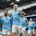 Erling Haaland, izquierda, del Manchester City, celebra con Bernardo Silva después de marcar el gol inicial de su equipo durante el partido de fútbol de la Premier League inglesa entre Manchester City y Wolverhampton Wanderers en el estadio Etihad de Manchester, Inglaterra, el sábado 4 de mayo de 2024. (Richard Sellers/ PA vía AP)