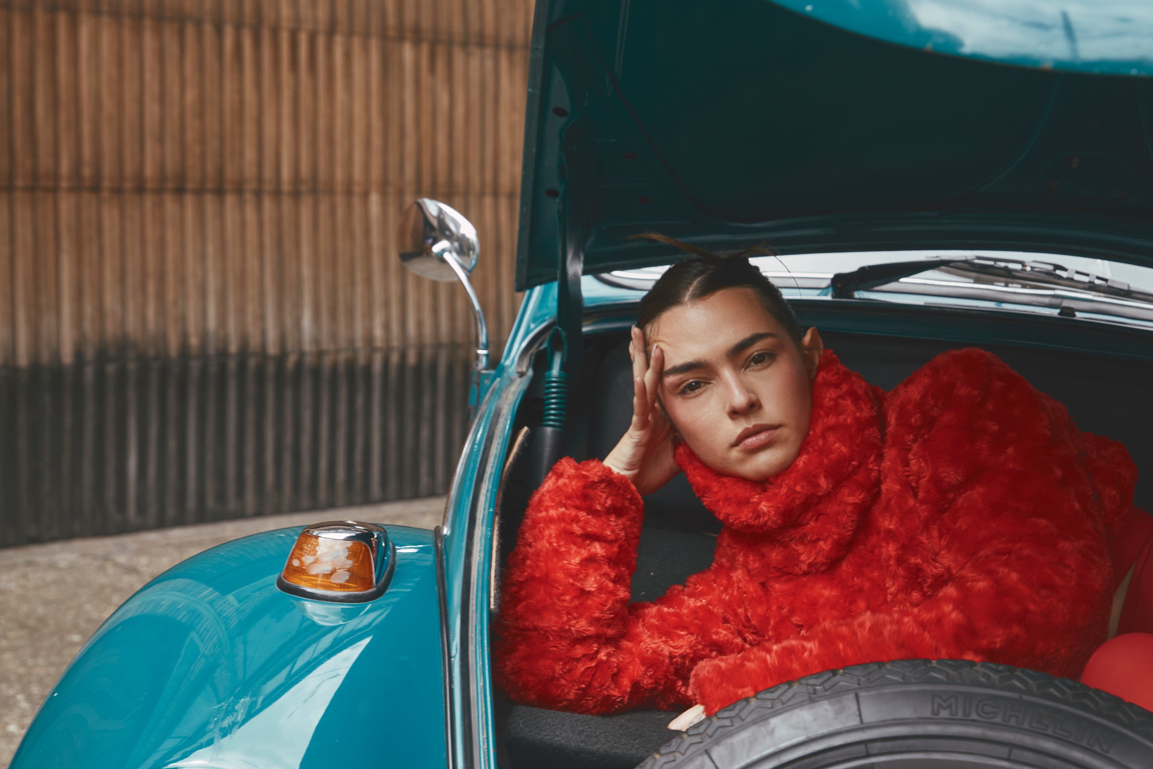 Lucy Vives estrenó ‘Mascacielo’, título de su primer lanzamiento en cuatro años.