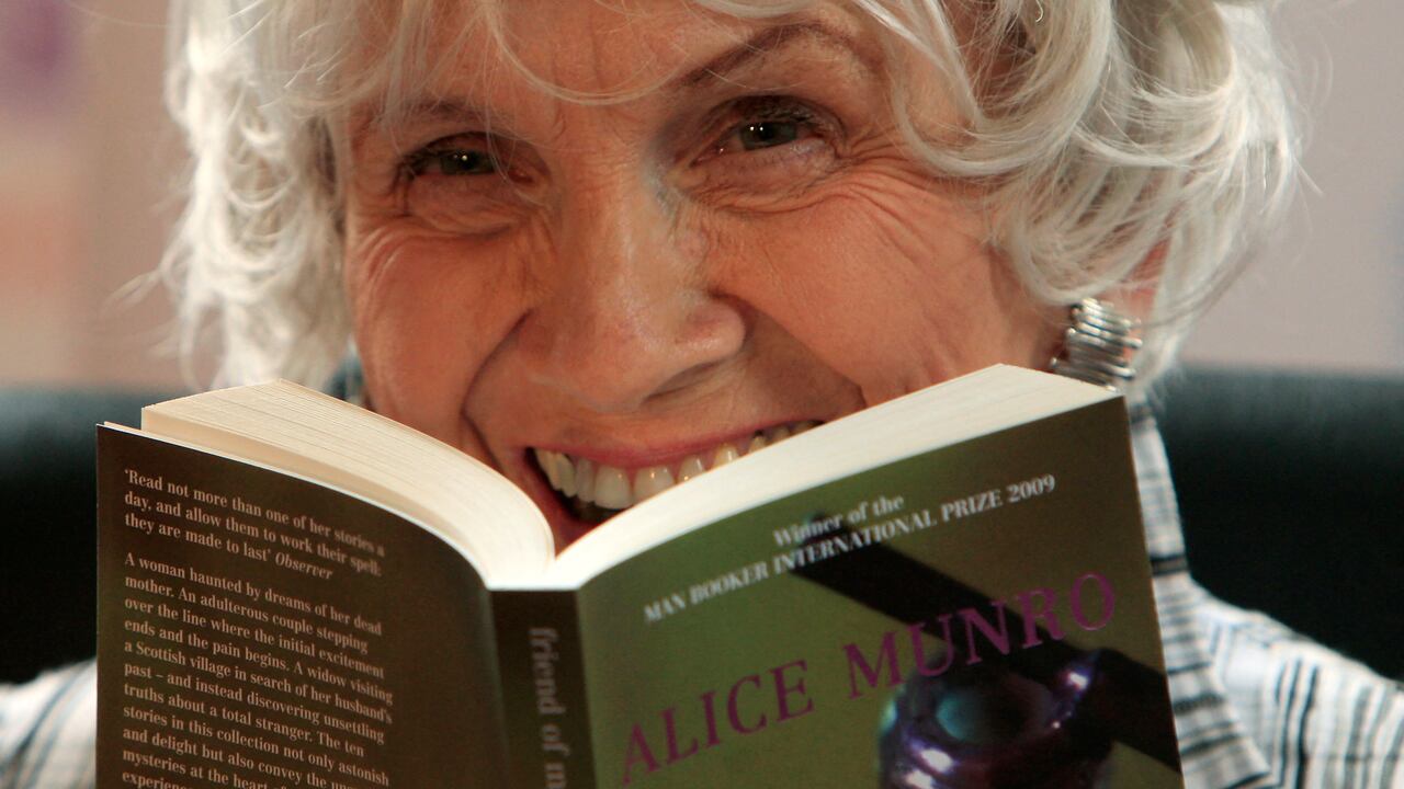 La escritora canadienese, Alice Munro, recibe el Man Booker International award en Dublin. (Photo by PETER MUHLY / AFP)
