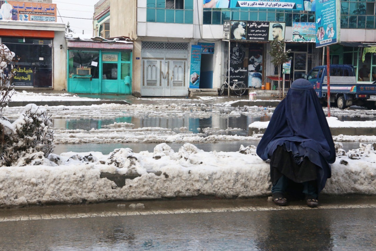 KABUL, AFGANISTÁN - 23 DE ENERO: Una mujer sentada en un camino nevado después de una nevada en Kabul, Afganistán, el 23 de enero de 2022. (Foto de Bilal Guler/Agencia Anadolu a través de Getty Images)