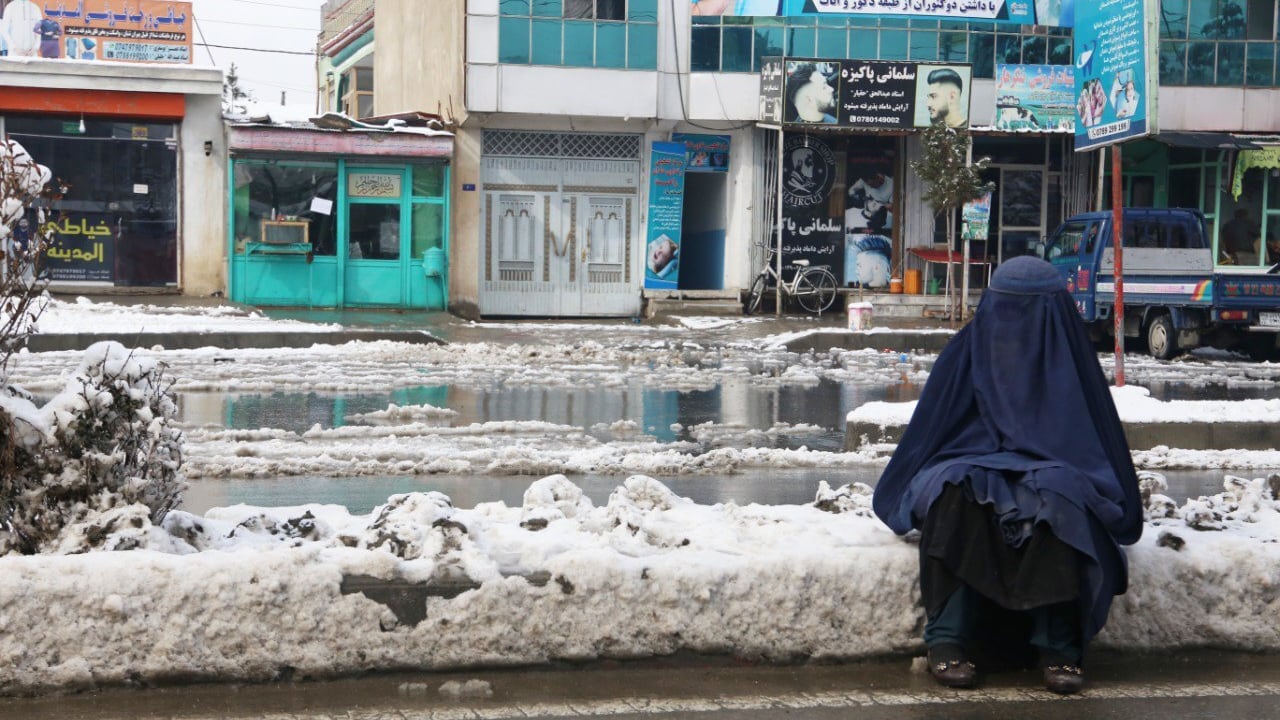 Una mujer sentada en un camino nevado después de una nevada en Kabul, Afganistán, el 23 de enero de 2022. (Foto de Bilal Guler/Agencia Anadolu a través de Getty Images)
