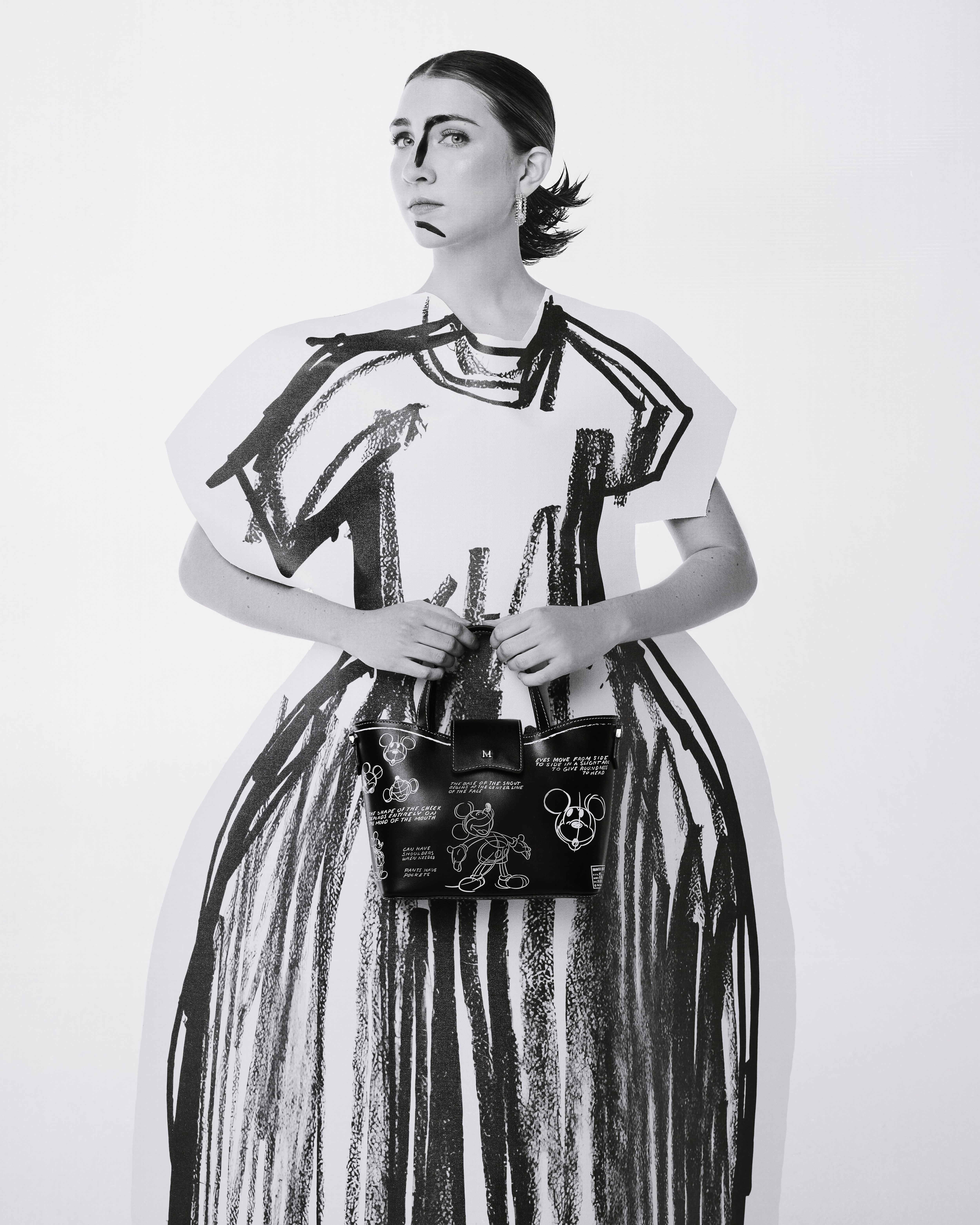 Inspirada en los primeros sketches de Mickey Mouse y en las líneas en blanco y negro que lo convirtieron en un ícono, Sueños presenta 21 piezas unisex en la misma paleta monocromática.