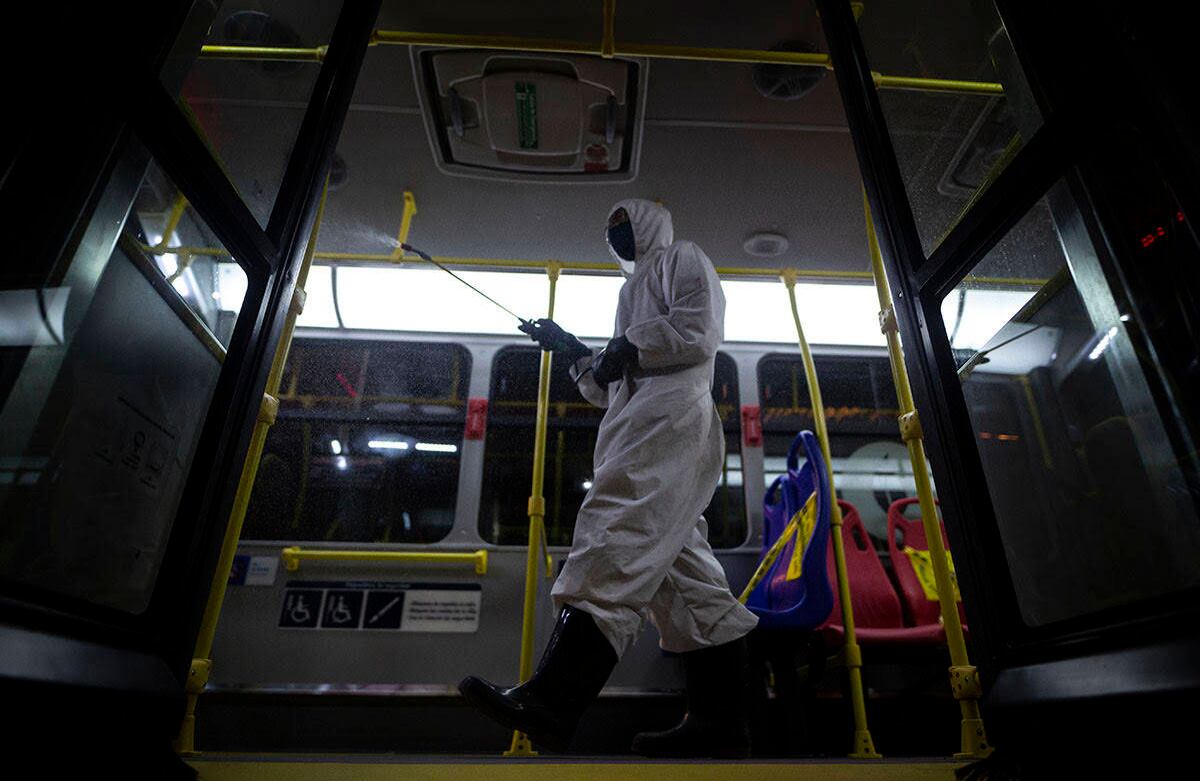 Las recomendaciones para evitar contagios en el sistema son taparse nariz y boca al estornudar o toser, cubrirse con el brazo, nunca con las manos. También Lavarse las manos con agua y jabón cada vez que pueda. Foto de Esteban Vega/SEMANA.