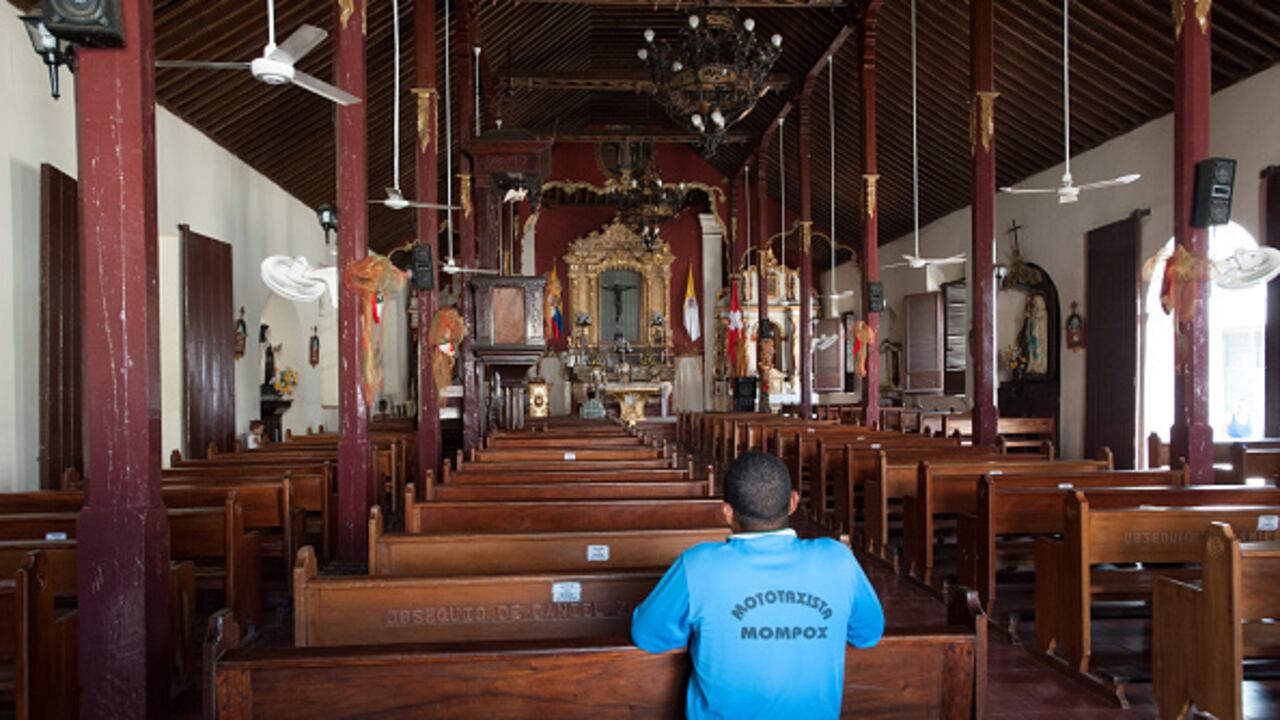 Hombre rezando en una iglesia