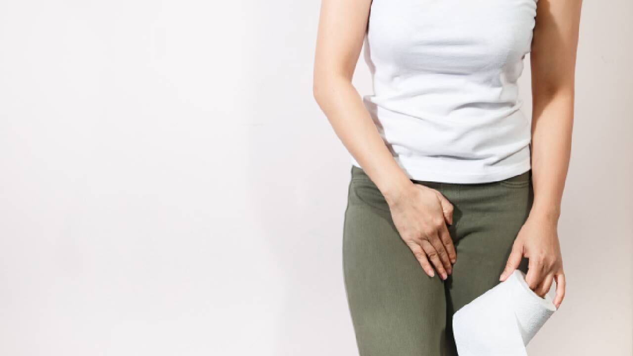 Levantar las piernas es una recomendación que podría ayudar contra la retención de líquidos.