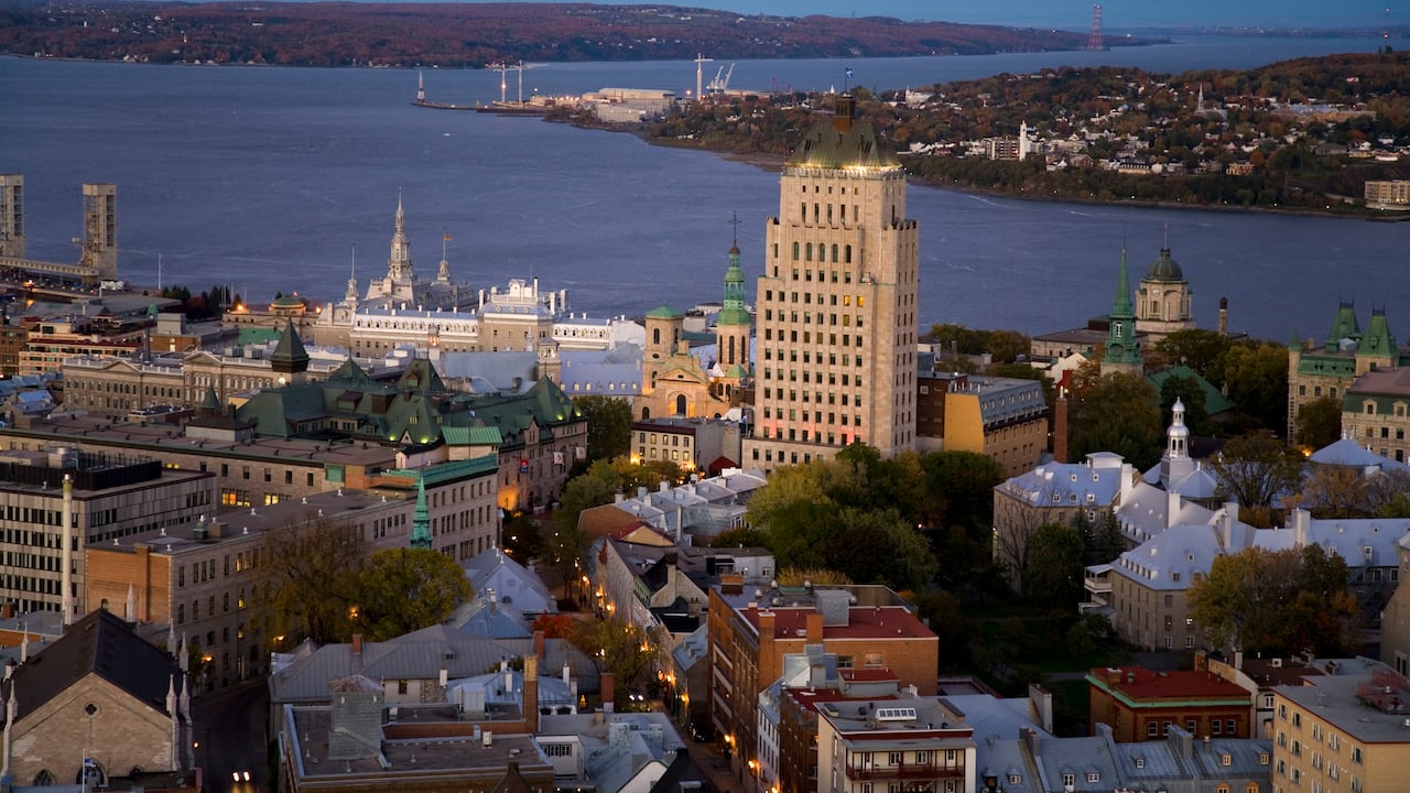 Vista general y aérea de la torre art deco The Price Building, fortificaciones y murallas, el distrito histórico del Viejo Quebec y el río Saint Laurent, en la ciudad de Quebec.