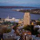 Vista general y aérea de la torre art deco The Price Building, fortificaciones y murallas, el distrito histórico del Viejo Quebec y el río Saint Laurent, en la ciudad de Quebec.