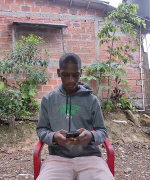 Yilmar asegura que pasa horas en su celular escribiendo cuentos.