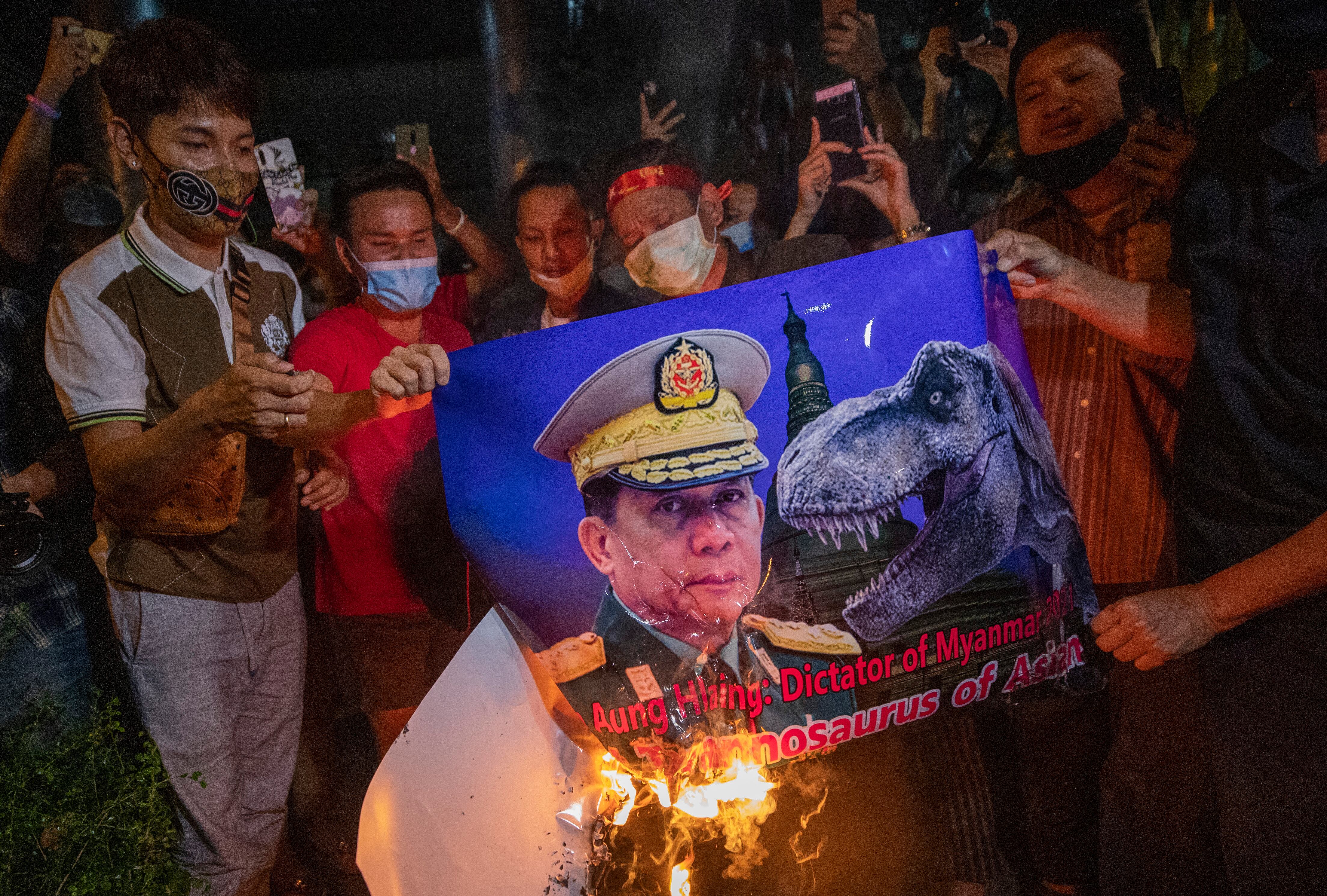 Ciudadanos de Myanmar que viven en Tailandia prendieron fuego a una foto del comandante en jefe del ejército de Myanmar, el general mayor Min Aung Hlaing durante una protesta frente a la embajada de Myanmar en Bangkok, Tailandia.