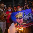 Ciudadanos de Myanmar que viven en Tailandia prendieron fuego a una foto del comandante en jefe del ejército de Myanmar, el general mayor Min Aung Hlaing durante una protesta frente a la embajada de Myanmar en Bangkok, Tailandia.