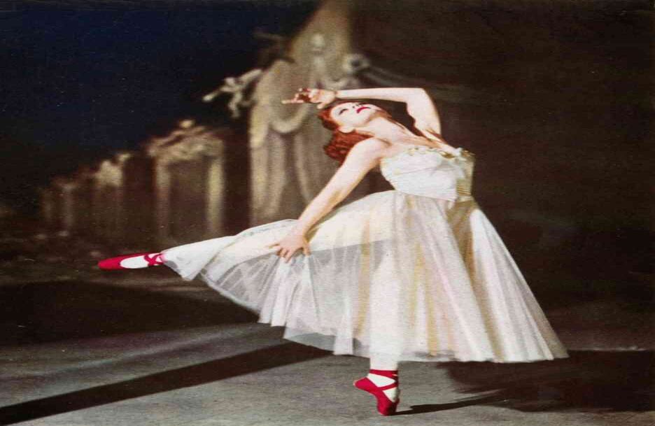 Las zapatillas rojas (1948) La película británica inspirada en la obra homónima de Hans Christian Andersen cuenta la historia de una joven bailarina a la que le regalan un par de zapatillas rojas que la obligan a danzar hasta su muerte. Fue protagonizada por Moira Shearer, Anton Walbrook y Marius Goring, grandes exponentes del ballet en su época.