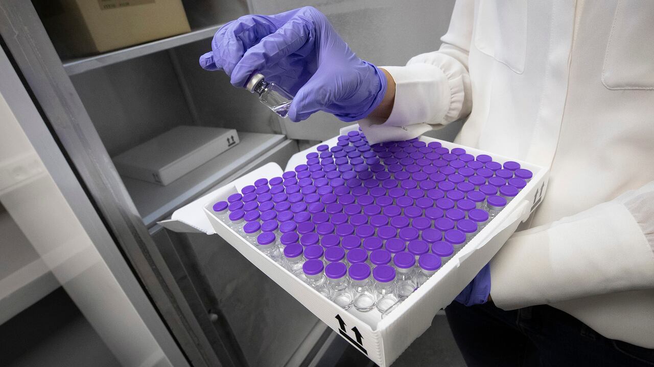 Un trabajador sostiene un frasco de una vacuna ficticia durante el entrenamiento sobre cómo se transportará y almacenará la vacuna contra el coronavirus (COVID-19) en el Centre Hospitalier Universitaire Ambroise Pare en Mons, Bélgica, el jueves 17 de diciembre de 2020. Foto: Benoit Doppagne, Pool vía AP.