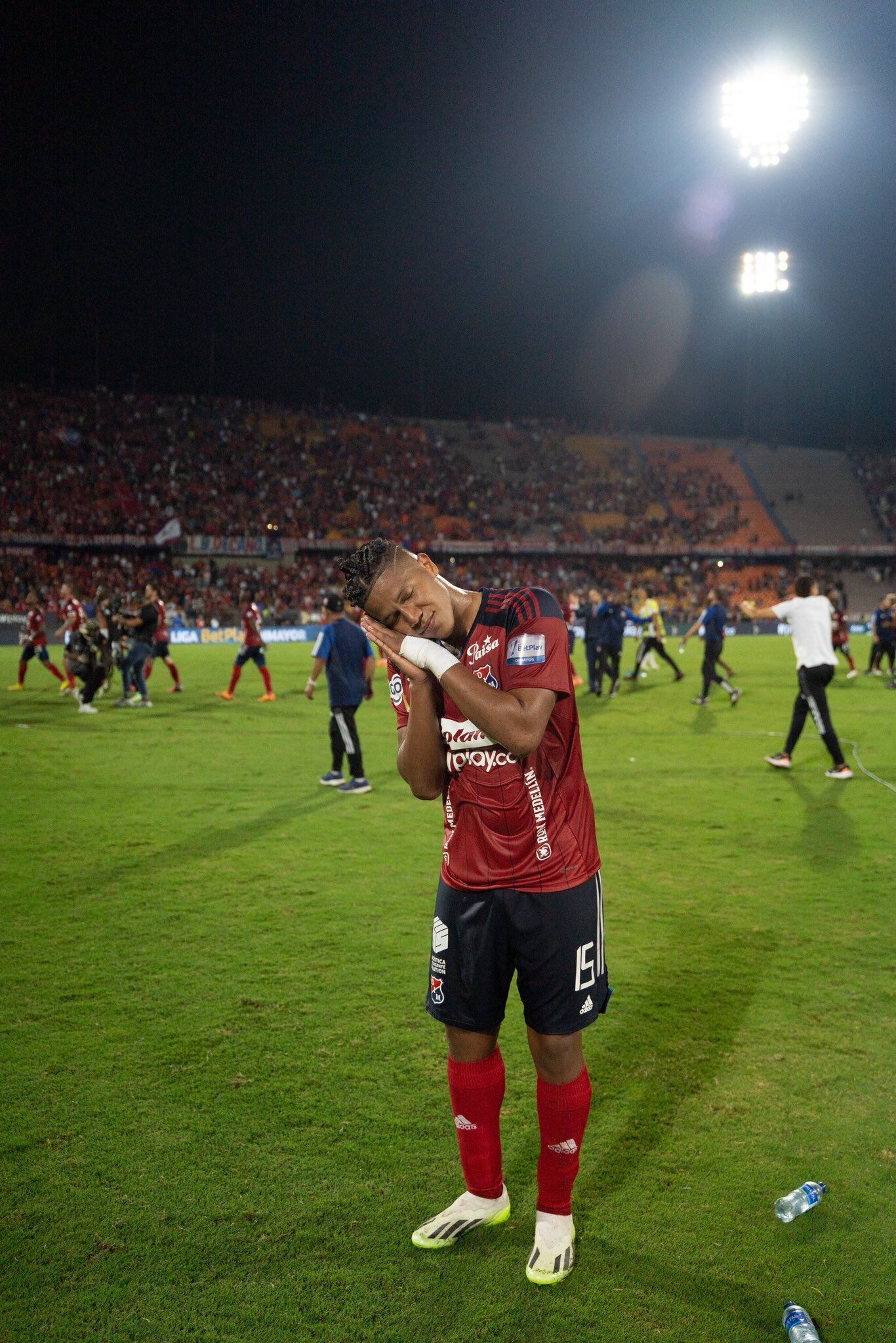 Jaime Alvarado y su 'peculiar' pose.