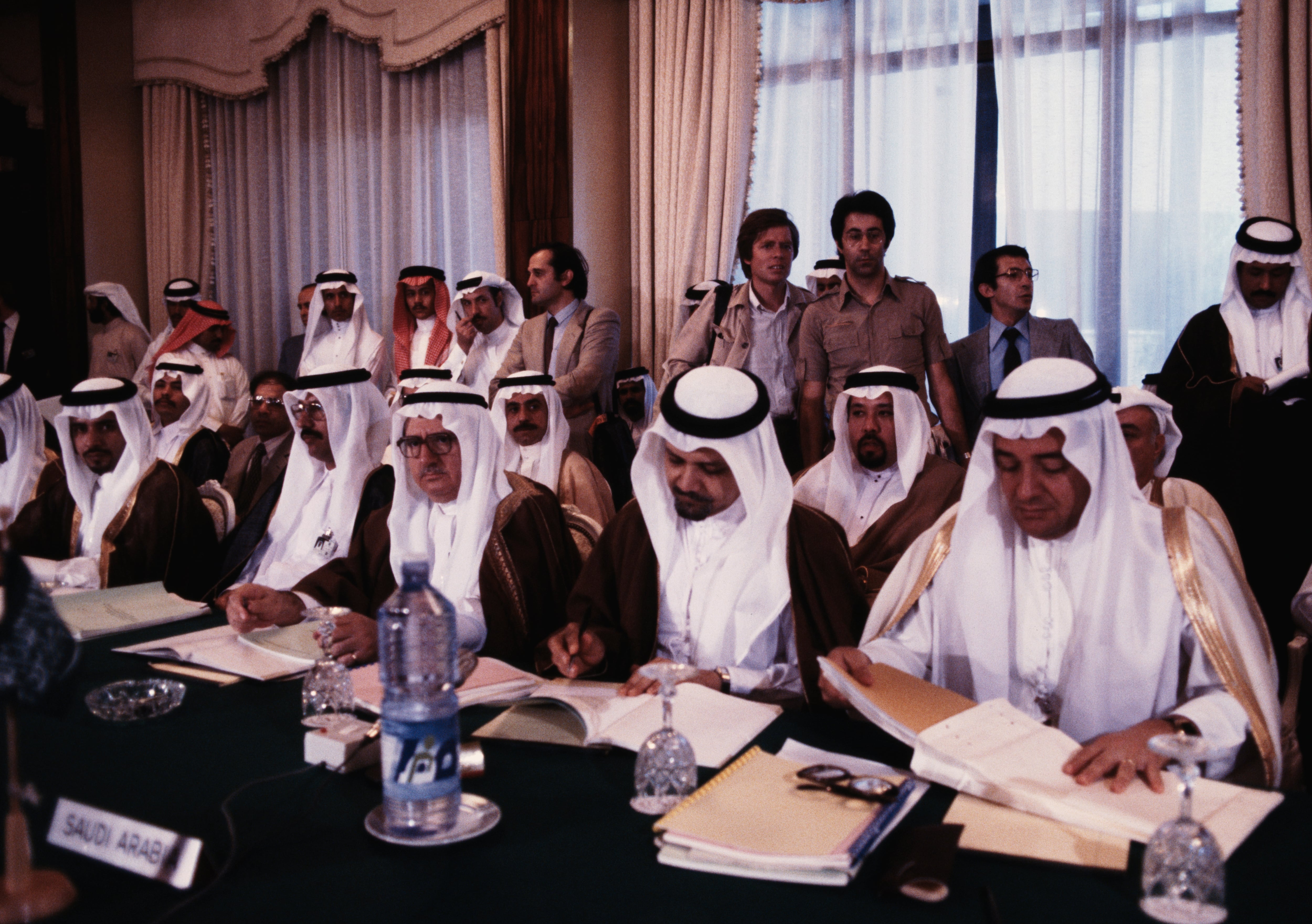 Los 13 países miembros de la Organización de Países Exportadores de Petróleo (OPEP) se reúnen en Taif, Arabia Saudita, el 7 de mayo de 1980
