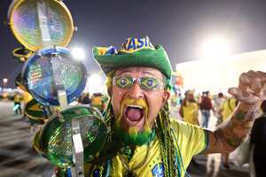 24 de noviembre de 2022, Qatar, Lusail: Fútbol: Copa del Mundo, Brasil - Serbia, Estadio de Lusail, un fanático del equipo brasileño anima fuera del estadio. (Foto de Robert Michael/Picture Alliance vía Getty Images)