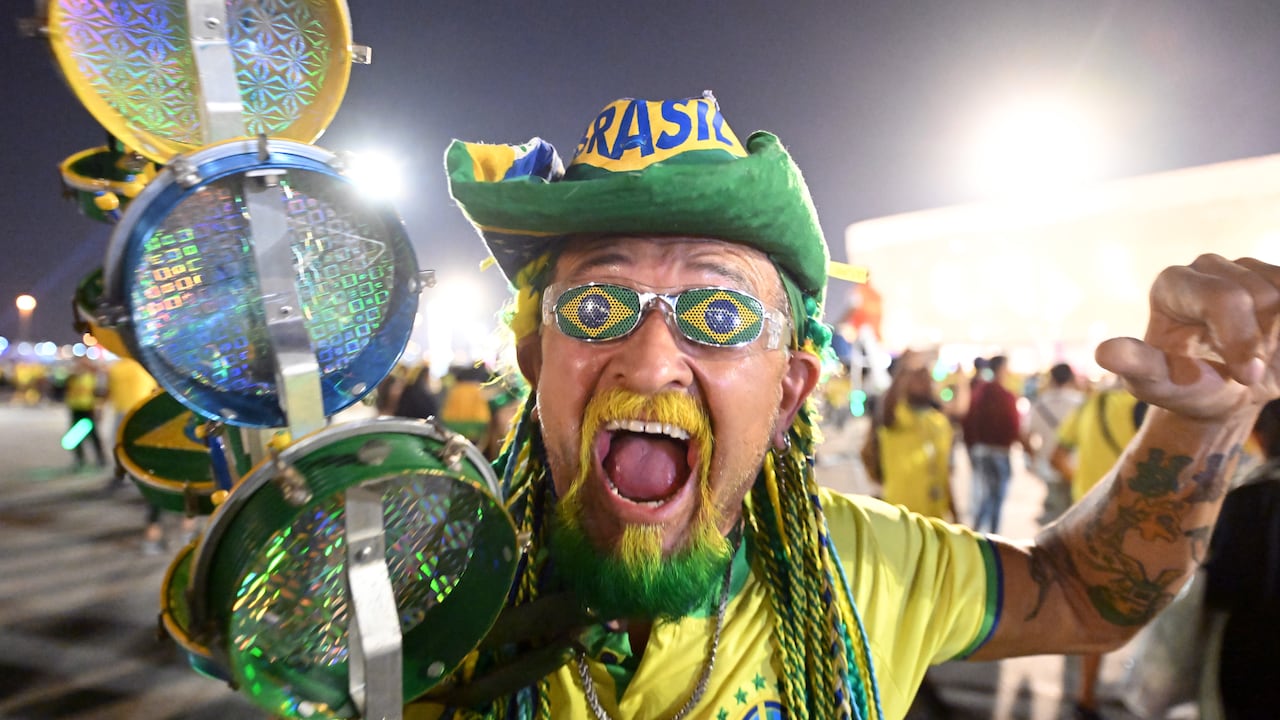 24 de noviembre de 2022, Qatar, Lusail: Fútbol: Copa del Mundo, Brasil - Serbia, Estadio de Lusail, un fanático del equipo brasileño anima fuera del estadio. (Foto de Robert Michael/Picture Alliance vía Getty Images)