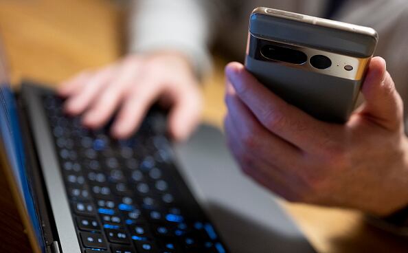 El subsecretario a la Presidencia del Consejo de Ministros de Italia, Alfredo Mantovano, un alto cargo del Gobierno de la primera ministra, Giorgia Meloni, negó este miércoles que haya autorizado escuchas telefónicas a periodistas y políticos. (Photo by Monika Skolimowska/picture alliance via Getty Images)