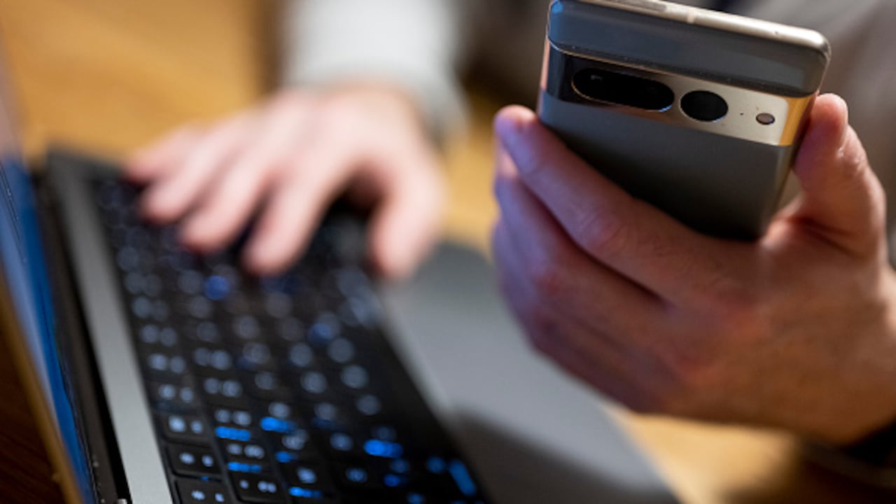 El subsecretario a la Presidencia del Consejo de Ministros de Italia, Alfredo Mantovano, un alto cargo del Gobierno de la primera ministra, Giorgia Meloni, negó este miércoles que haya autorizado escuchas telefónicas a periodistas y políticos. (Photo by Monika Skolimowska/picture alliance via Getty Images)