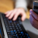 El subsecretario a la Presidencia del Consejo de Ministros de Italia, Alfredo Mantovano, un alto cargo del Gobierno de la primera ministra, Giorgia Meloni, negó este miércoles que haya autorizado escuchas telefónicas a periodistas y políticos. (Photo by Monika Skolimowska/picture alliance via Getty Images)