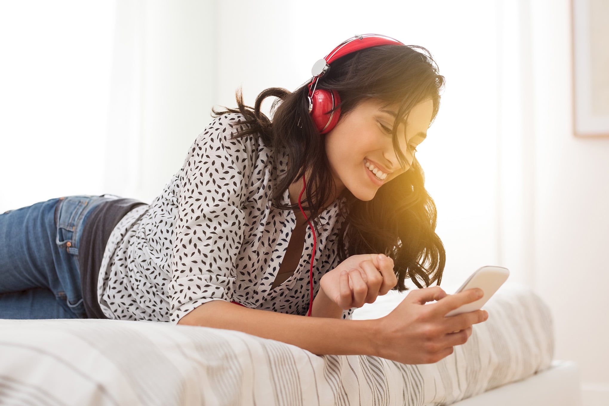 Música, celular, audífonos, mujer sonriente escuchando música,