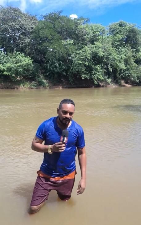 El periodista se puso el traje de baño y entró al río en vivo - Captura