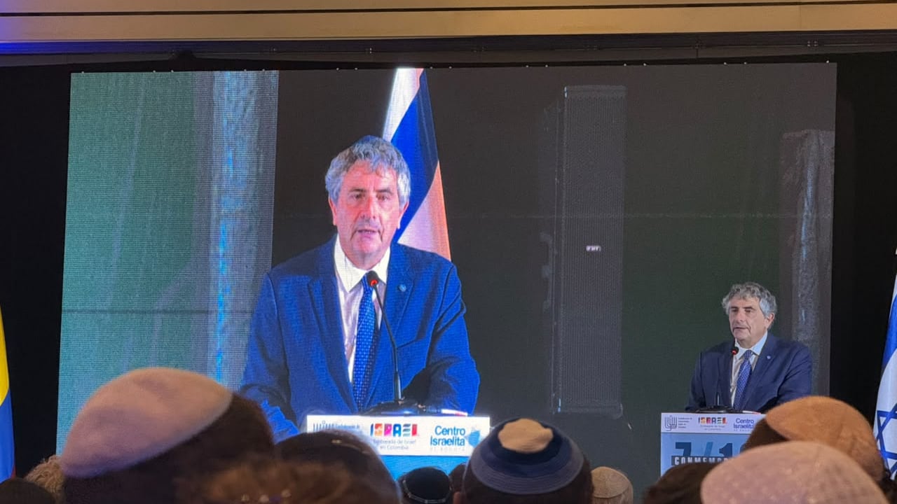 El director ejecutivo de la Confederación de Comunidades Judías de Colombia, Marcos Peckel, en el acto de conmemoración por las víctimas del 7 de octubre.