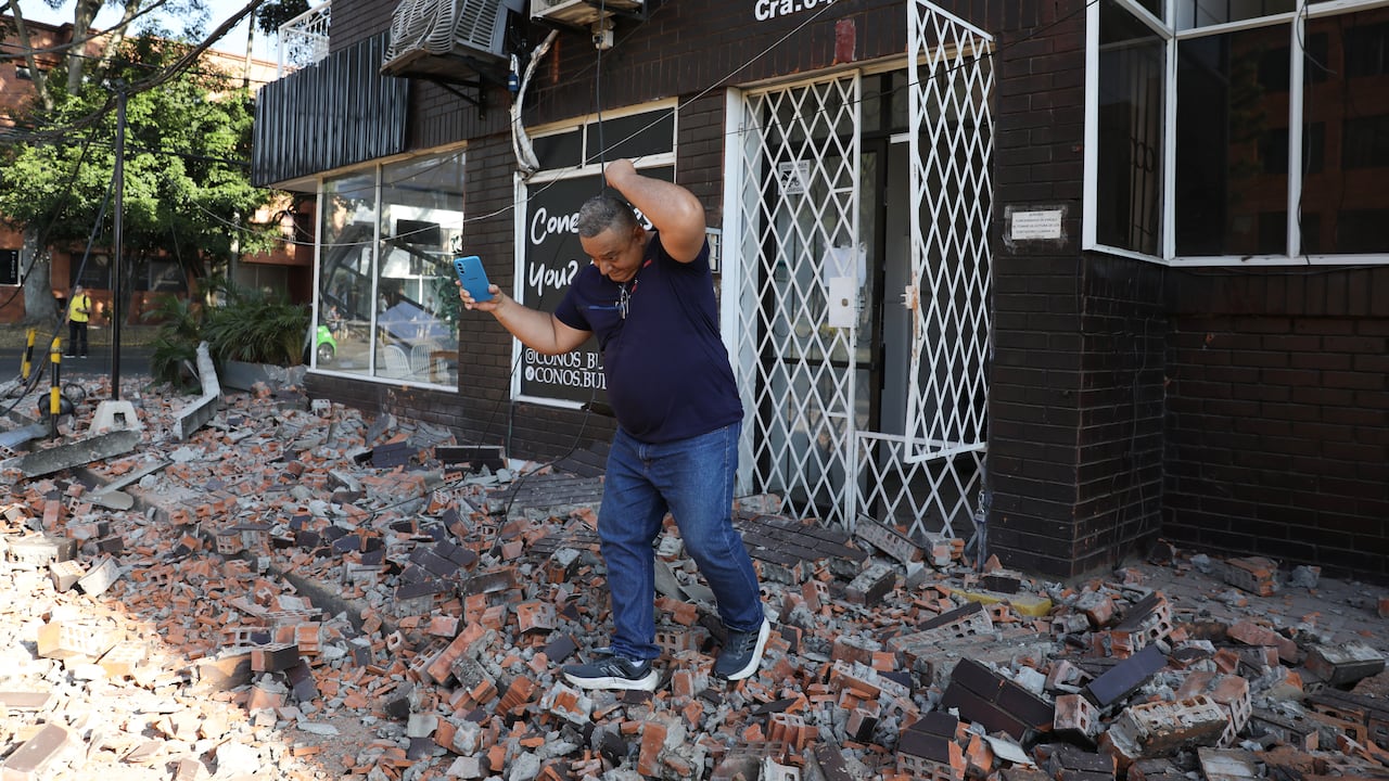 Un hombre sale de un edificio de apartamentos después de que un terremoto golpeara Cali, Colombia, el lunes 10 de agosto de 2026. (Foto AP/Santiago Saldarriaga)
