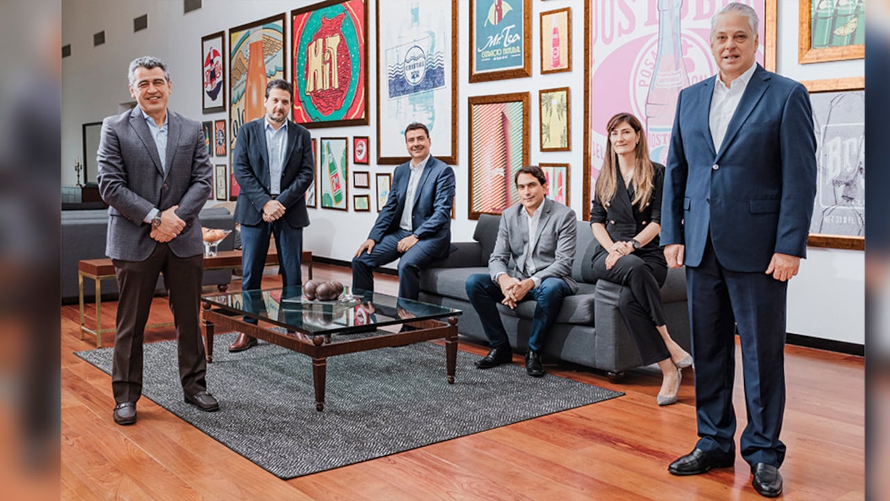 De izquierda a derecha: Juan Fernando Maya, vicepresidente de Ventas Postobón; Juan David Vélez, gerente general del negocio de café; Sebastián Barrientos, vicepresidente jurídico y de asuntos corporativos Postobón; Miguel Espinosa, gerente general de Nutrium, compañía de la OAL; Lina María Ocampo, vicepresidenta de Mercadeo Postobón, y Miguel Fernando Escobar, presidente de Postobón. Nota: falta en la foto Juan Roberto García, gerente general de Central Cervecera.