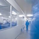 Laboratorio del hospital chino trabajando con un técnico irreconocible en azul