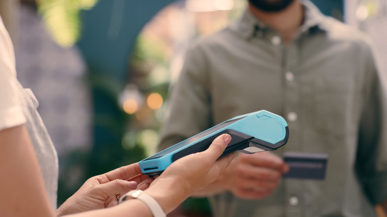 La inteligencia artificial detectó que una gran parte de los compradores no adquiere los accesorios o juegos necesarios, lo que limita gravemente su uso.