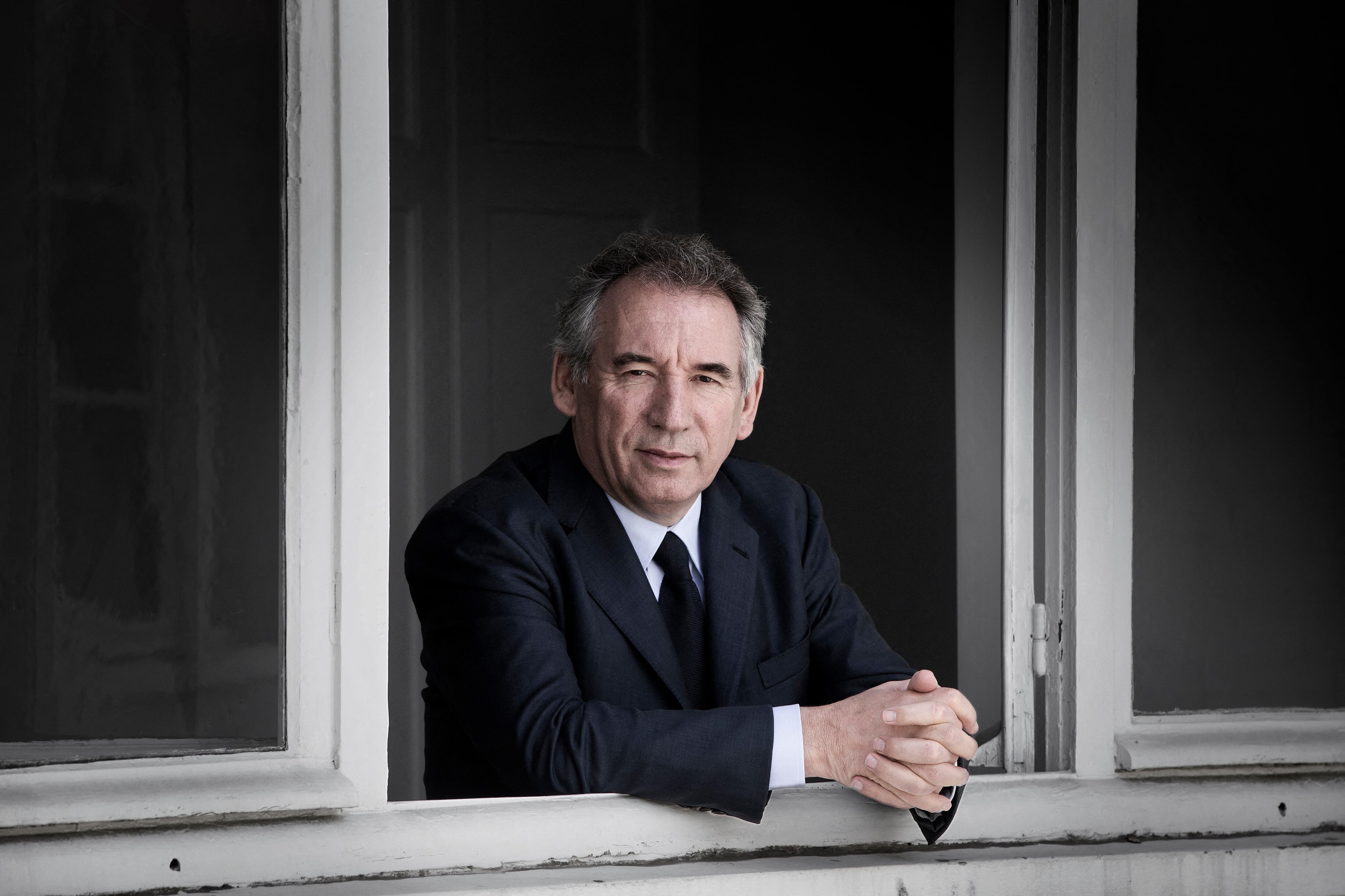 El líder del partido centrista francés MoDem y alcalde de Pau, Francois Bayrou, posa el 27 de abril de 2016 en la sede del MoDem en París. El 13 de diciembre de 2024, el presidente Emmanuel Macron nombró al líder centrista Francois Bayrou como su nuevo primer ministro, dijo la presidencia, encomendándole la tarea de sacar a Francia de meses de crisis política. (Foto de JOEL SAGET / AFP)