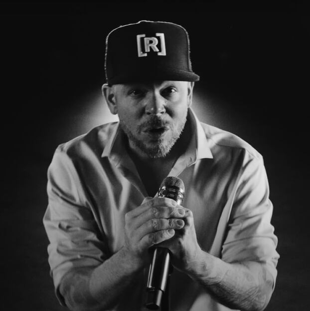 René. Foto: YouTube Residente - Bajo y batería - Min 0:22.