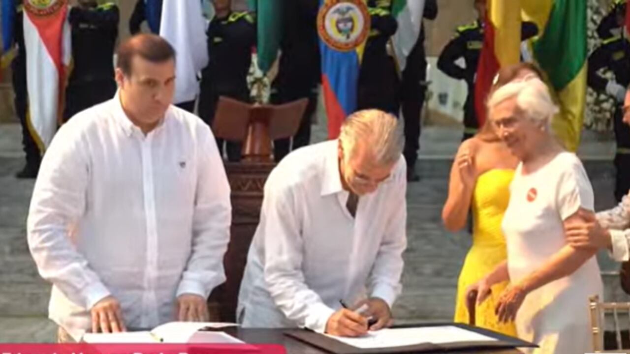 Eduardo Verano de la Rosa jurando como gobernador de Atlántico.