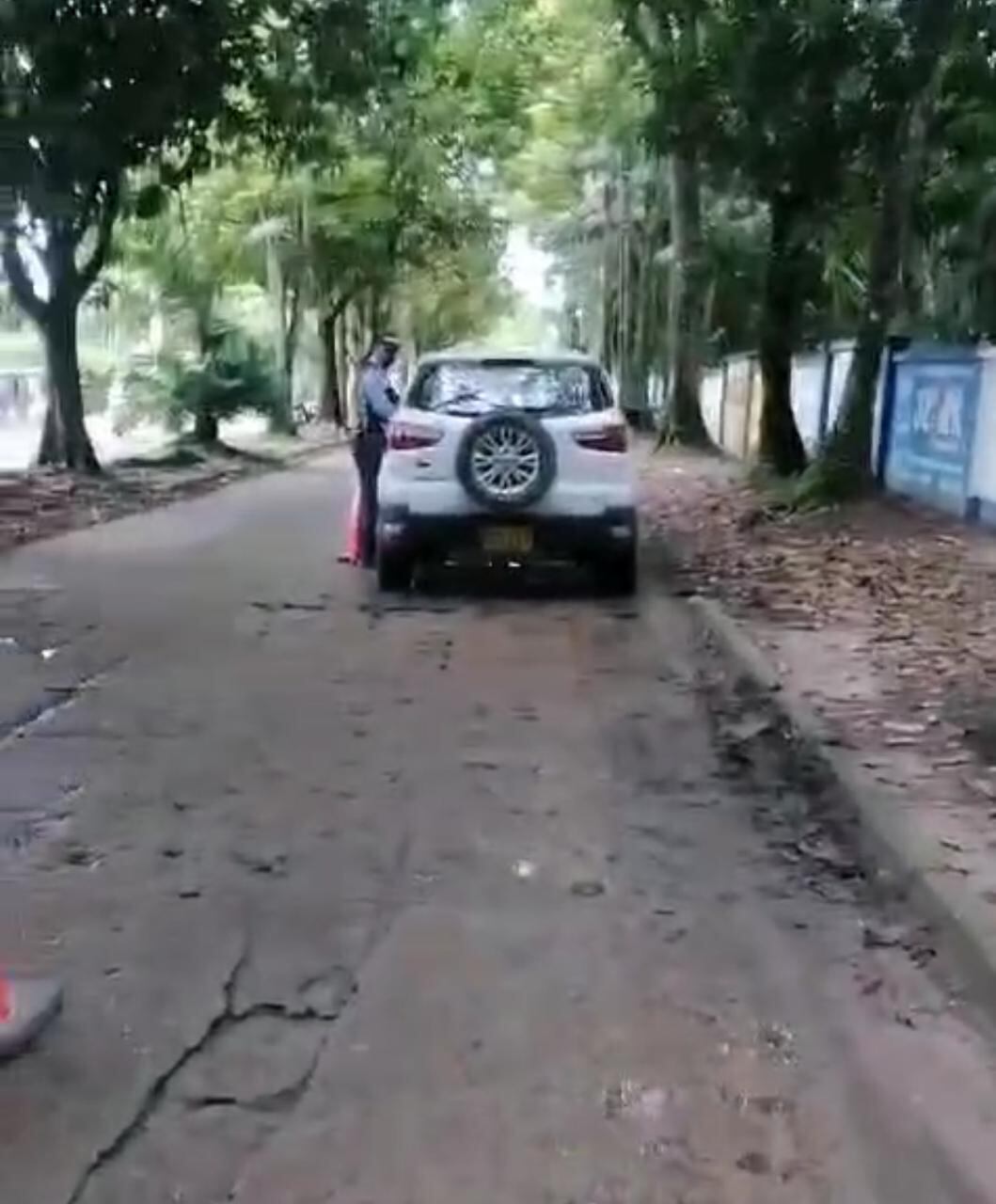 Momento en el que un agente de tránsito impone comparendo a Director de Migración Colombia en el Amazonas por manejar con la licencia de conducción vencida.