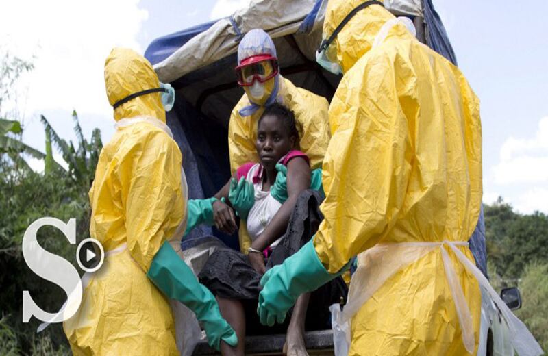 Los médicos se llevan el cuerpo de una de las víctimas del brote de ébola que recorre África. 