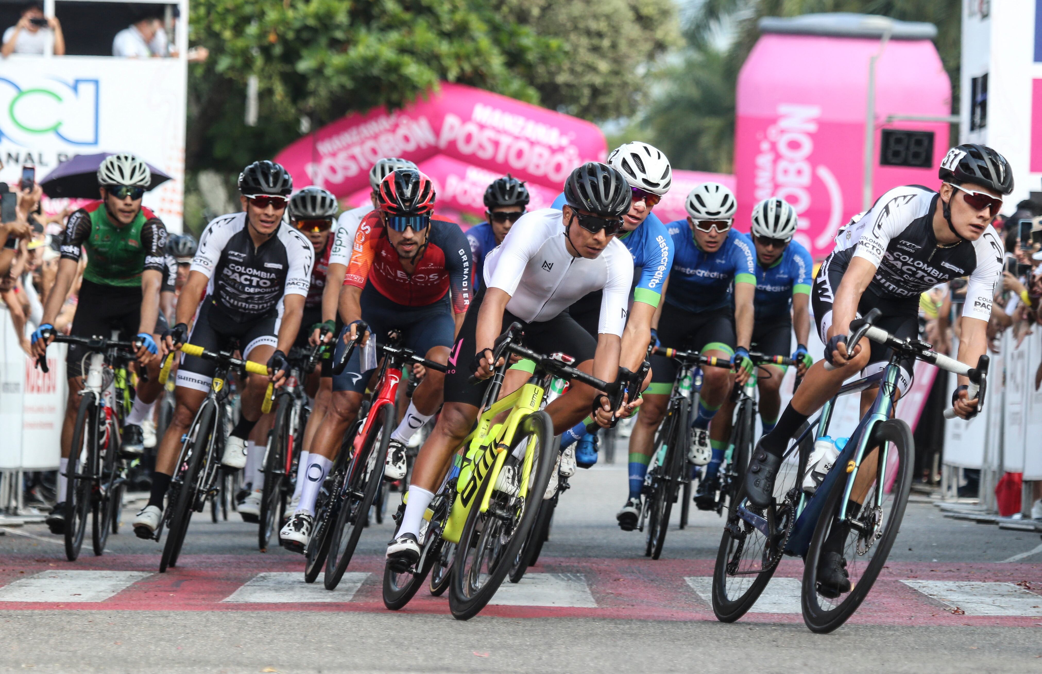 Colombian cyclist Nairo Quintana (C, all white) competes during the Ruta de Colombia championship in Bucaramanga, Colombia on February 5, 2023. (Photo by Jaime MORENO VARGAS / AFP)
