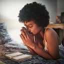 Los creyentes sostienen la idea de que la oración antes de ir a dormir es de las más poderosas en el día.