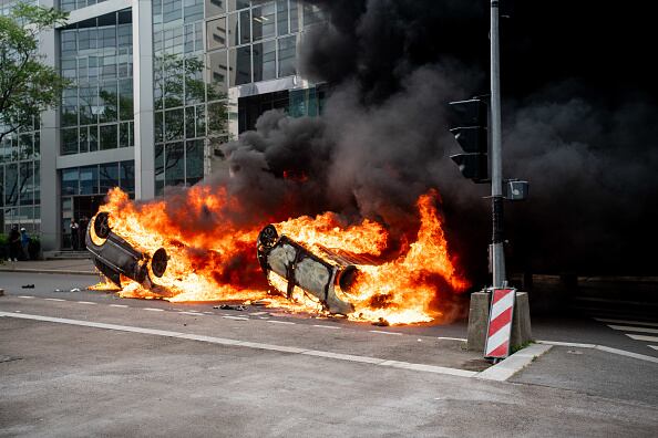 Autos envueltos en llamas cuando los manifestantes se enfrentaron con la policía luego de una marcha en protesta por el tiroteo de Nahel, de 17 años, por parte de un oficial de policía en el suburbio de Nanterre en París, Francia, el jueves 29 de junio de 2023. Las autoridades francesas se preparaban para otra noche de protestas. el jueves por el asesinato policial de un adolescente a principios de esta semana después de que los disturbios se extendieran más allá de los suburbios de París. Fotógrafo: Benjamin Girette/Bloomberg vía Getty Images