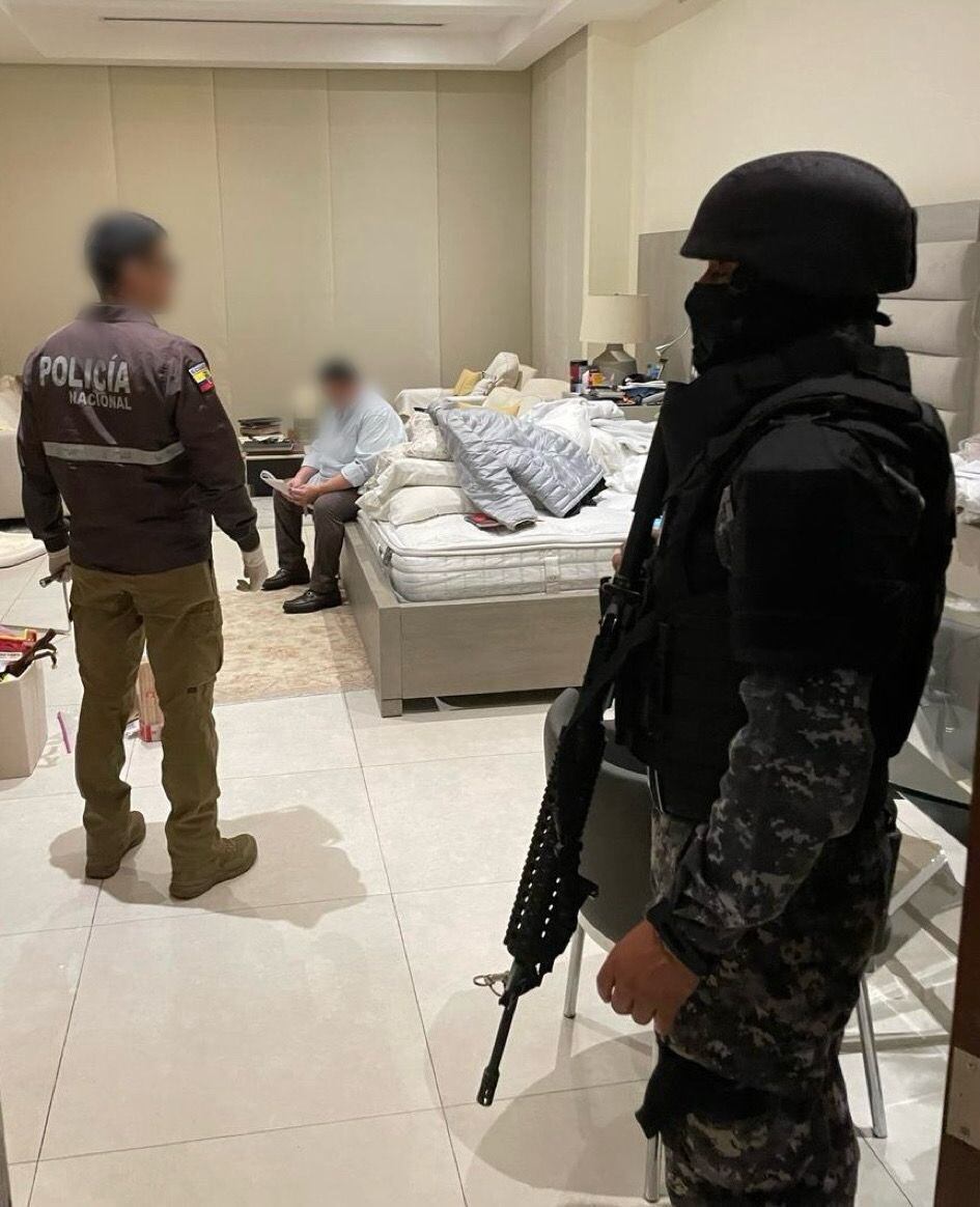 La policía allanó varios lugares entre ellos casas y oficinas