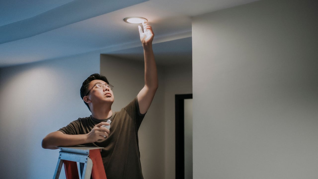 Dejar las luces encendidas en habitaciones vacías o utilizarlas en horas de alta luminosidad natural genera un gasto innecesario.