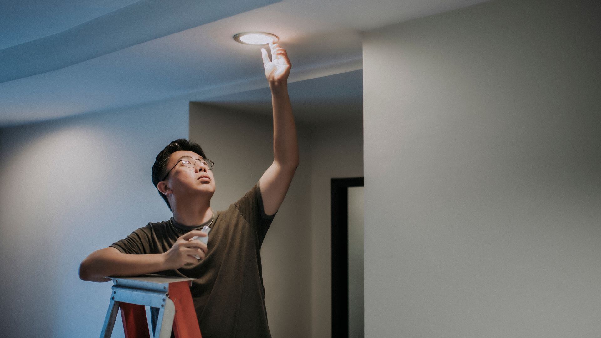 Dejar las luces encendidas en habitaciones vacías o utilizarlas en horas de alta luminosidad natural genera un gasto innecesario.