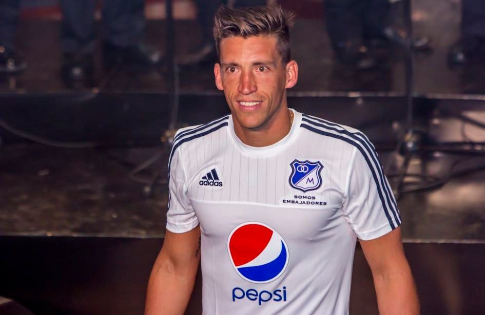 Nicolás Vikonis, arquero uruguayo, y uno de los siete refuerzos del equipo embajador, desfiló en la pasarela. Foto: Carlos Bernate/SEMANA 