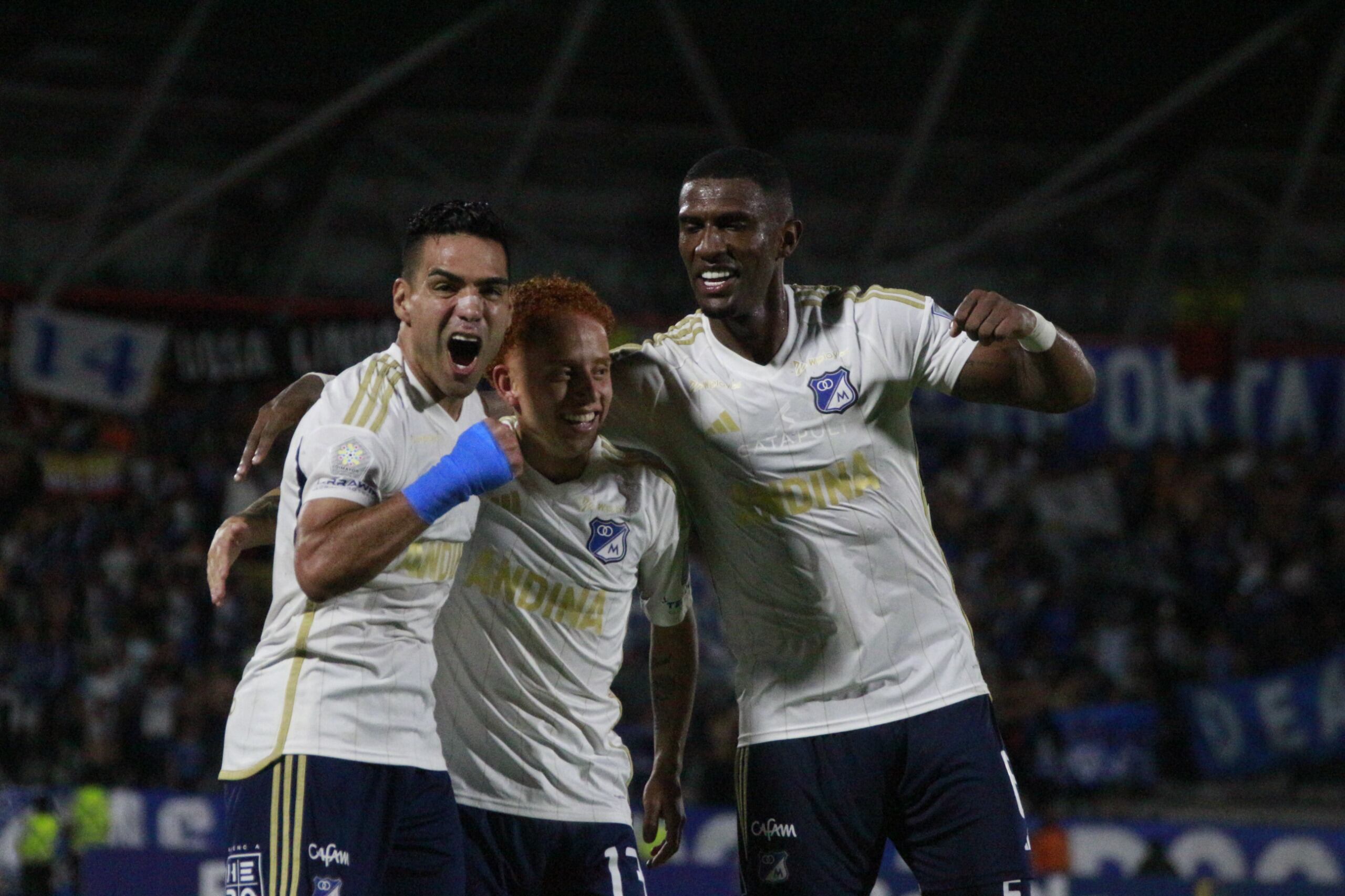 Radamel Falcao (izq.) marcó un de los goles de Millonarios contra Boyacá Chicó por la fecha 19.