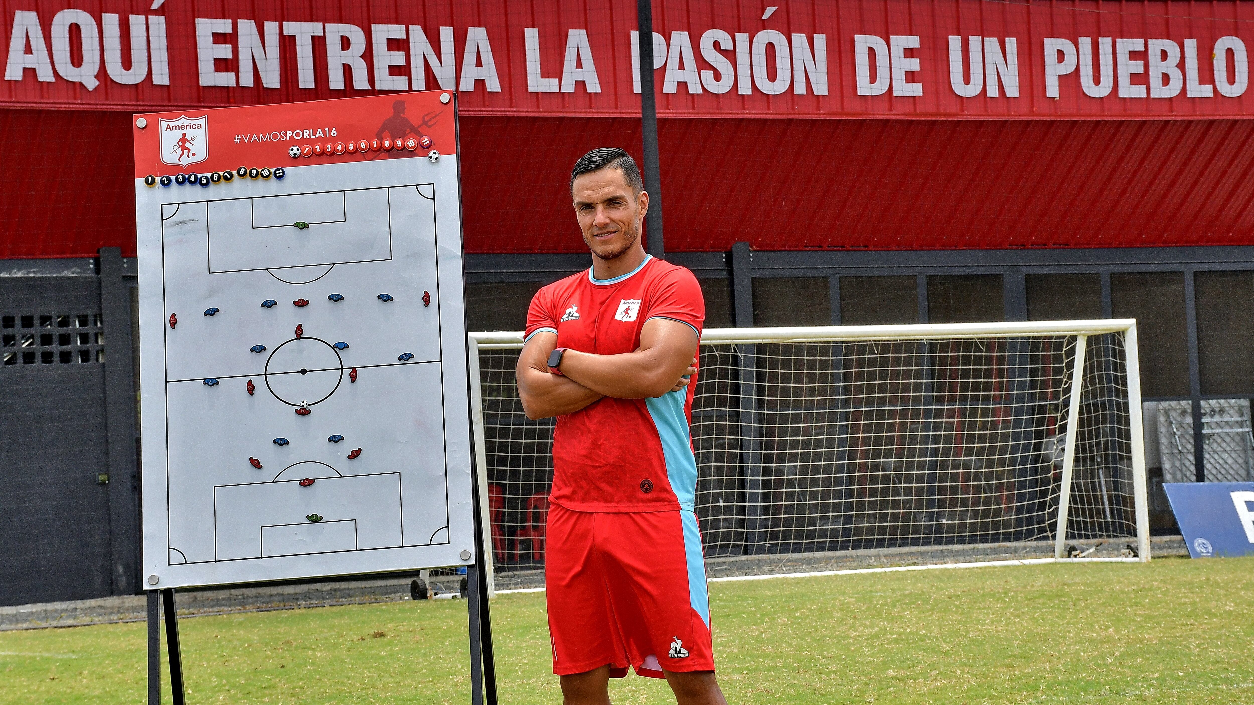 Técnico de futbol del América de Cali Lucas González