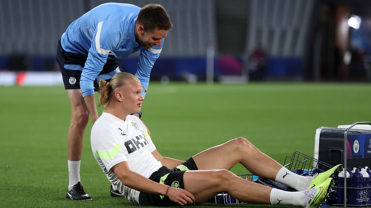 Caída de Erling Haaland, jugador del Manchester City, en pleno entrenamiento a horas de la final de Champions League