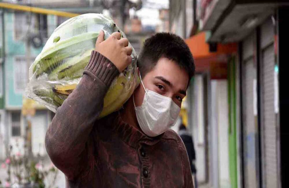 Cristian Linares trabaja como cotero en una plaza de mercado. El joven es uno de los cientos de trabajadores que contribuyen a la cadena de abastecimiento. Foto: Alexandra Ruiz / SEMANA.