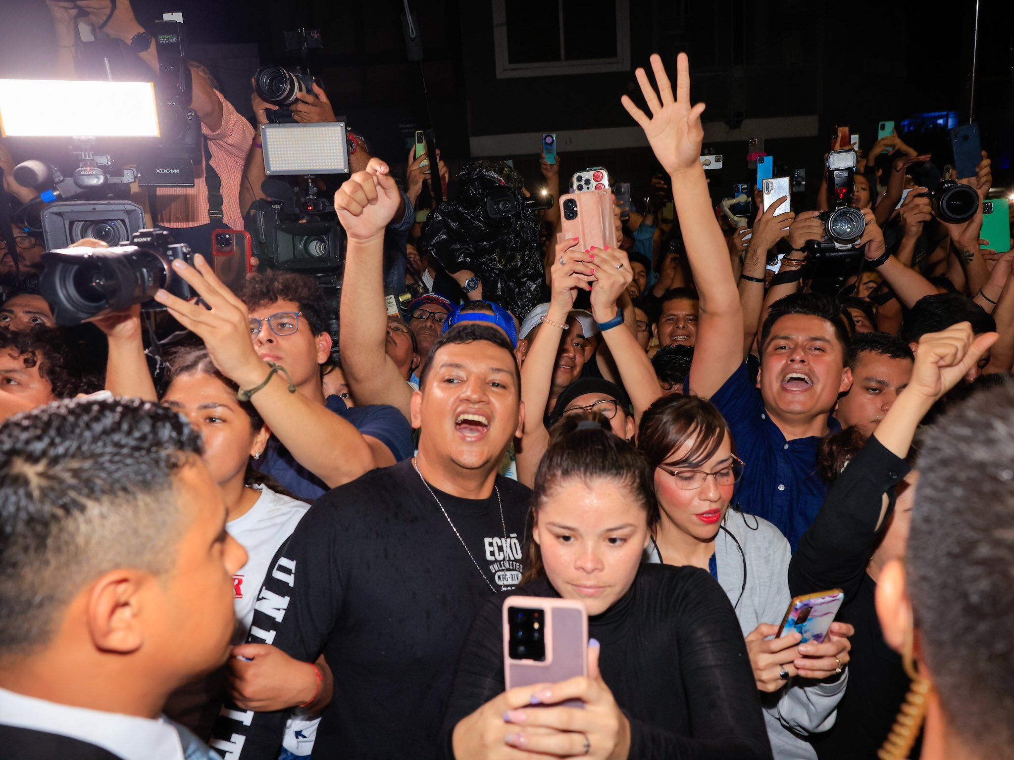Los salvadoreños celebrando la candidatura presidencial de Nayib Bukele.